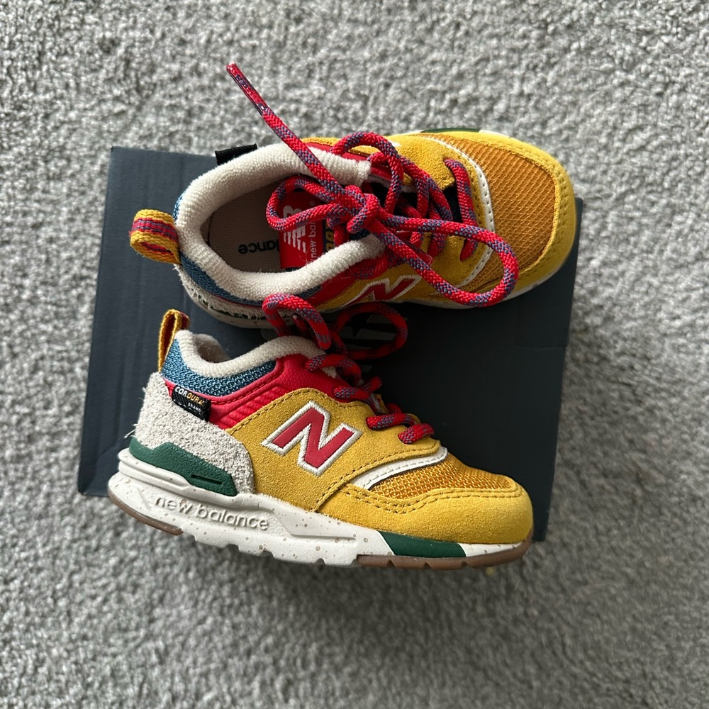 Toddler New Balance Sneakers sz 5M